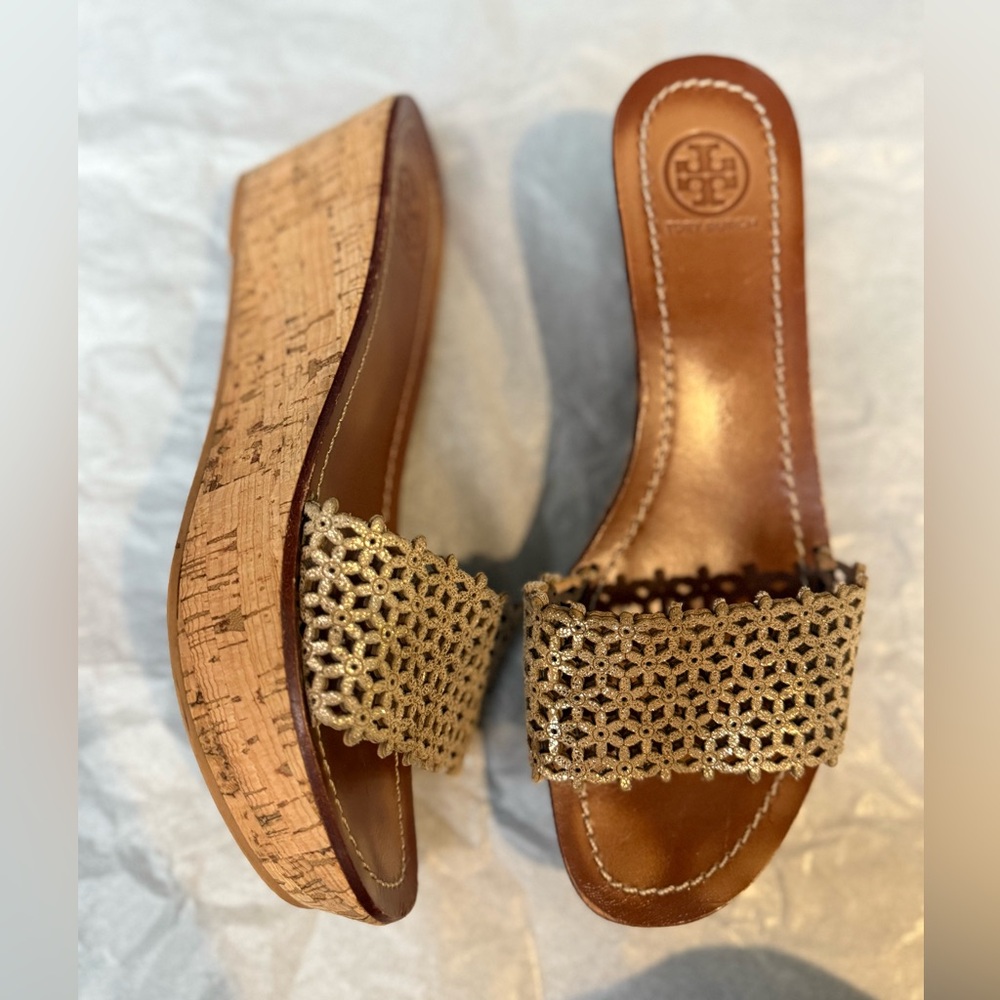 Tory Burch Daisy Floral Perforated Cork Wedge Sandals | Gold | Size 8 - Picture 4 of 10